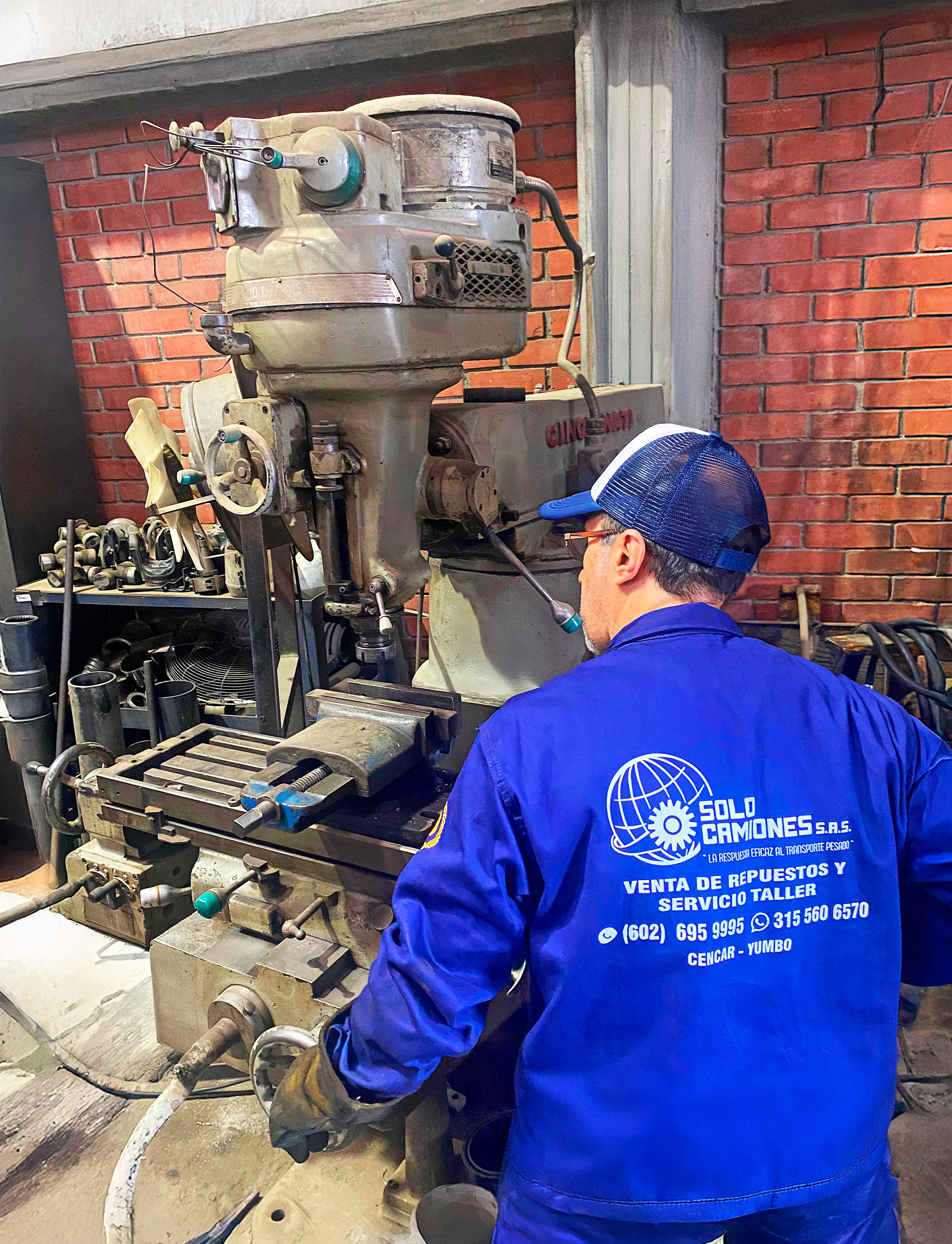 Imagen mecanico operando maquina en Solo Camiones